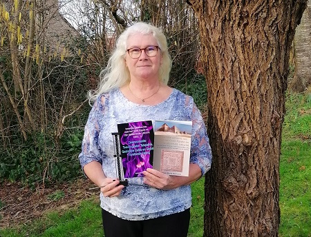 Anne-Marie Delmotte met haar boeken Egypte serie